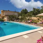 Three-bedroom In Labin Feriehus