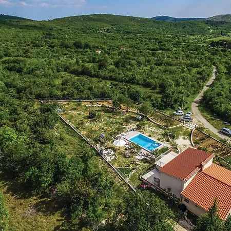 Three-bedroom In Трогир