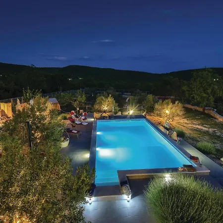 Three-bedroom In Dom wakacyjny *