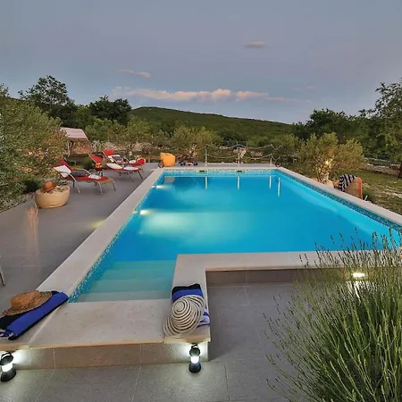 Three-bedroom In Dom wakacyjny *