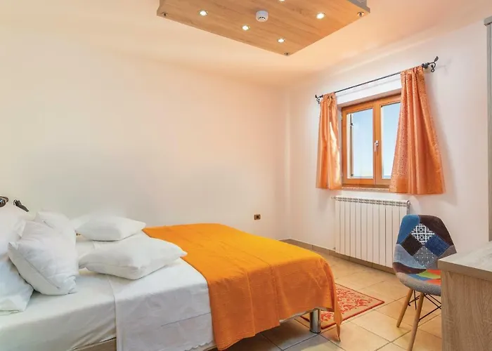 Three-bedroom In Labin Hébergement de vacances *