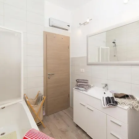 Three-bedroom In Labin Ferienhaus