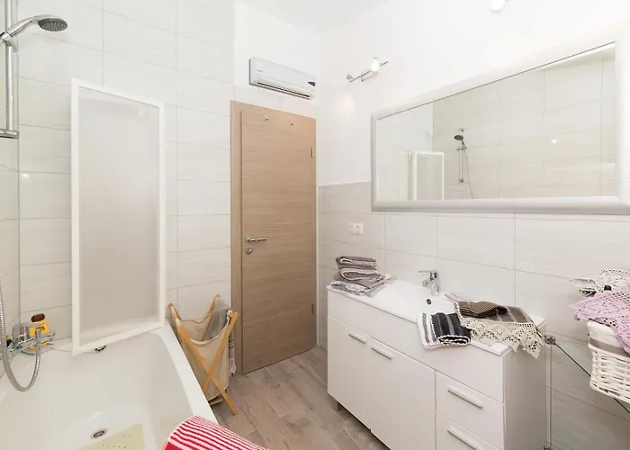 Three-bedroom In Labin Semesterbostad