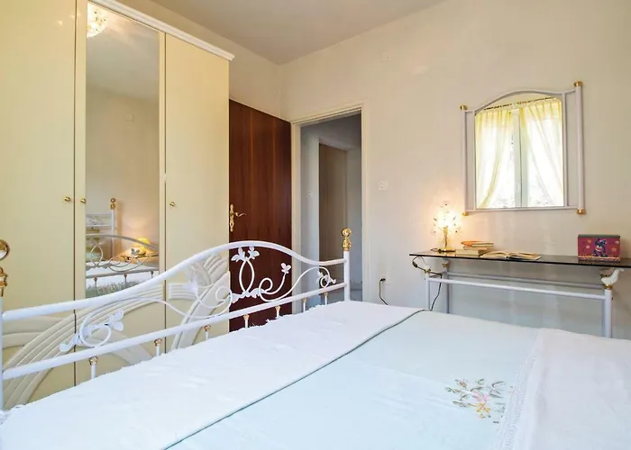 Three-bedroom In Labin Semesterbostad